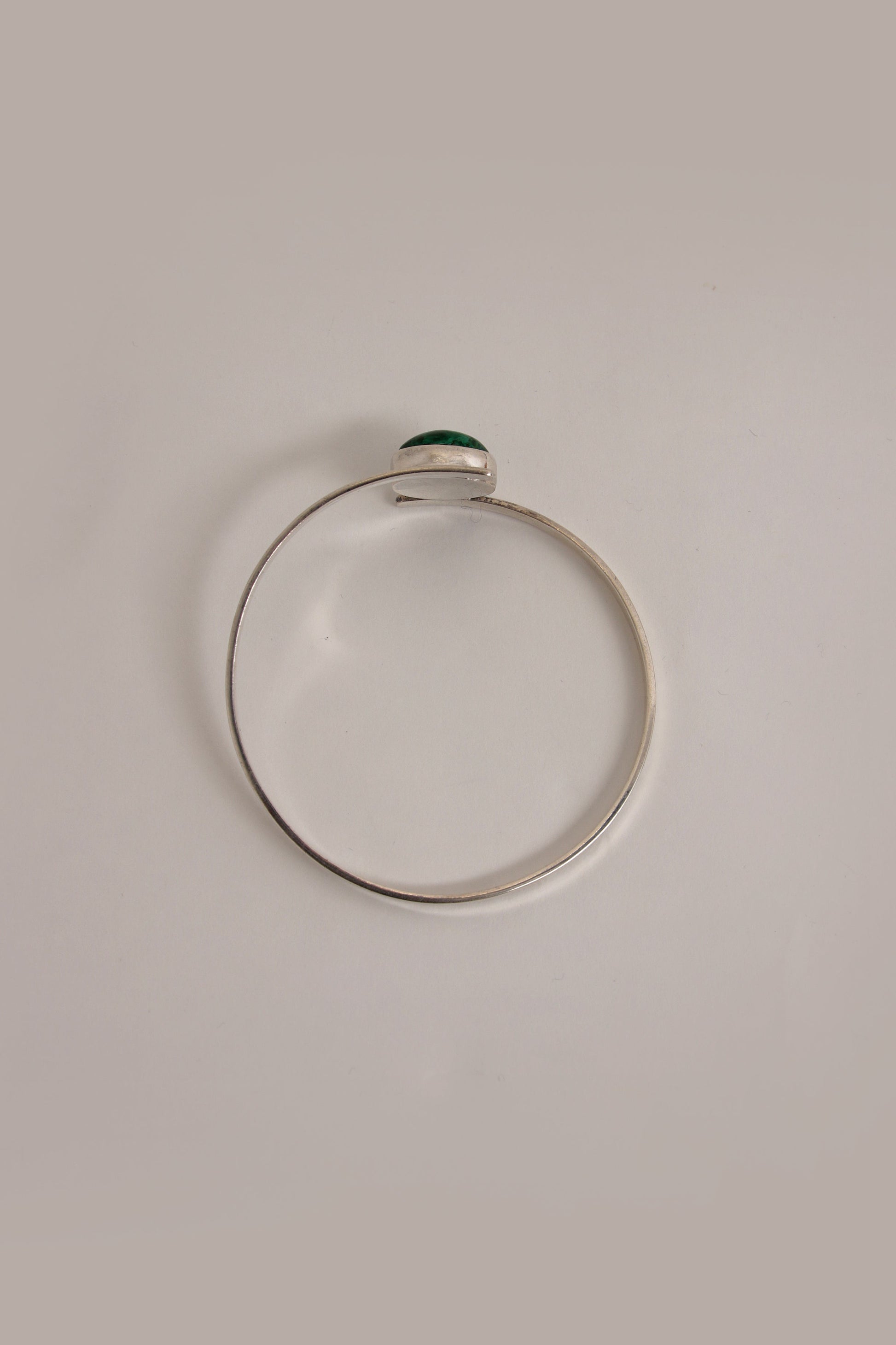 Timeless Scandinavian Sterling Silver Bracelet with Striking Green Stone by Isaac Cohen, 1966 - Collectors - Net.Work