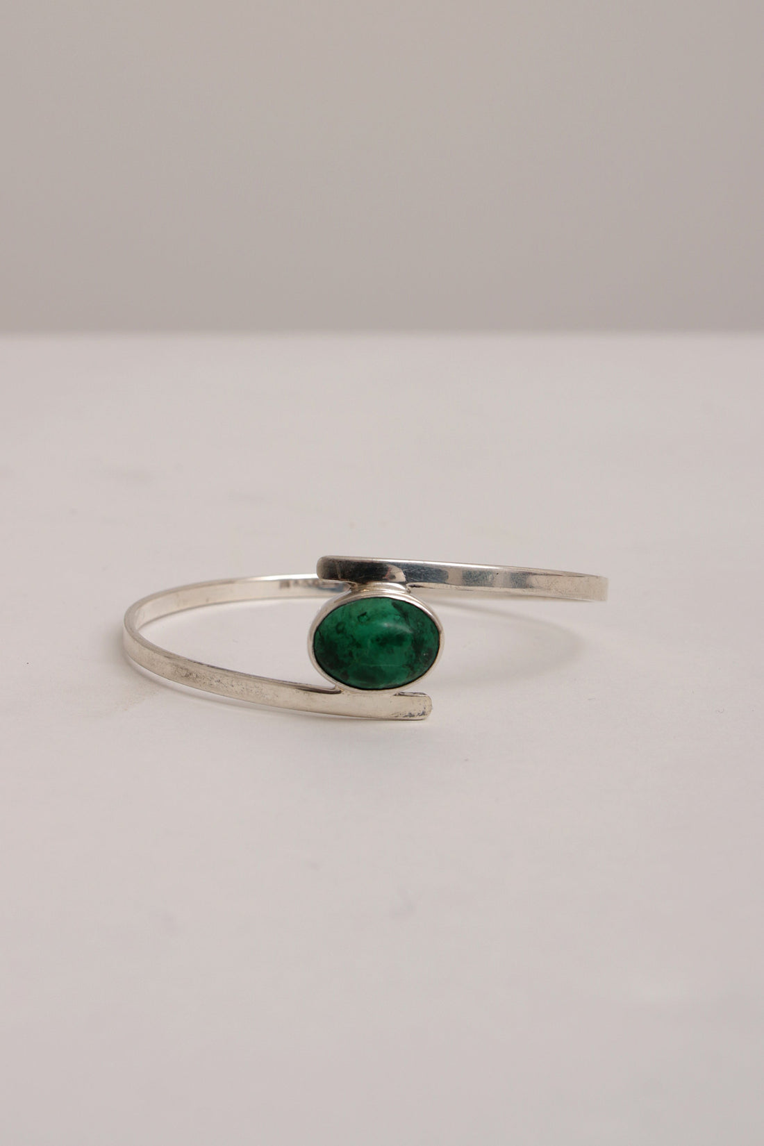 Timeless Scandinavian Sterling Silver Bracelet with Striking Green Stone by Isaac Cohen, 1966 - Collectors - Net.Work