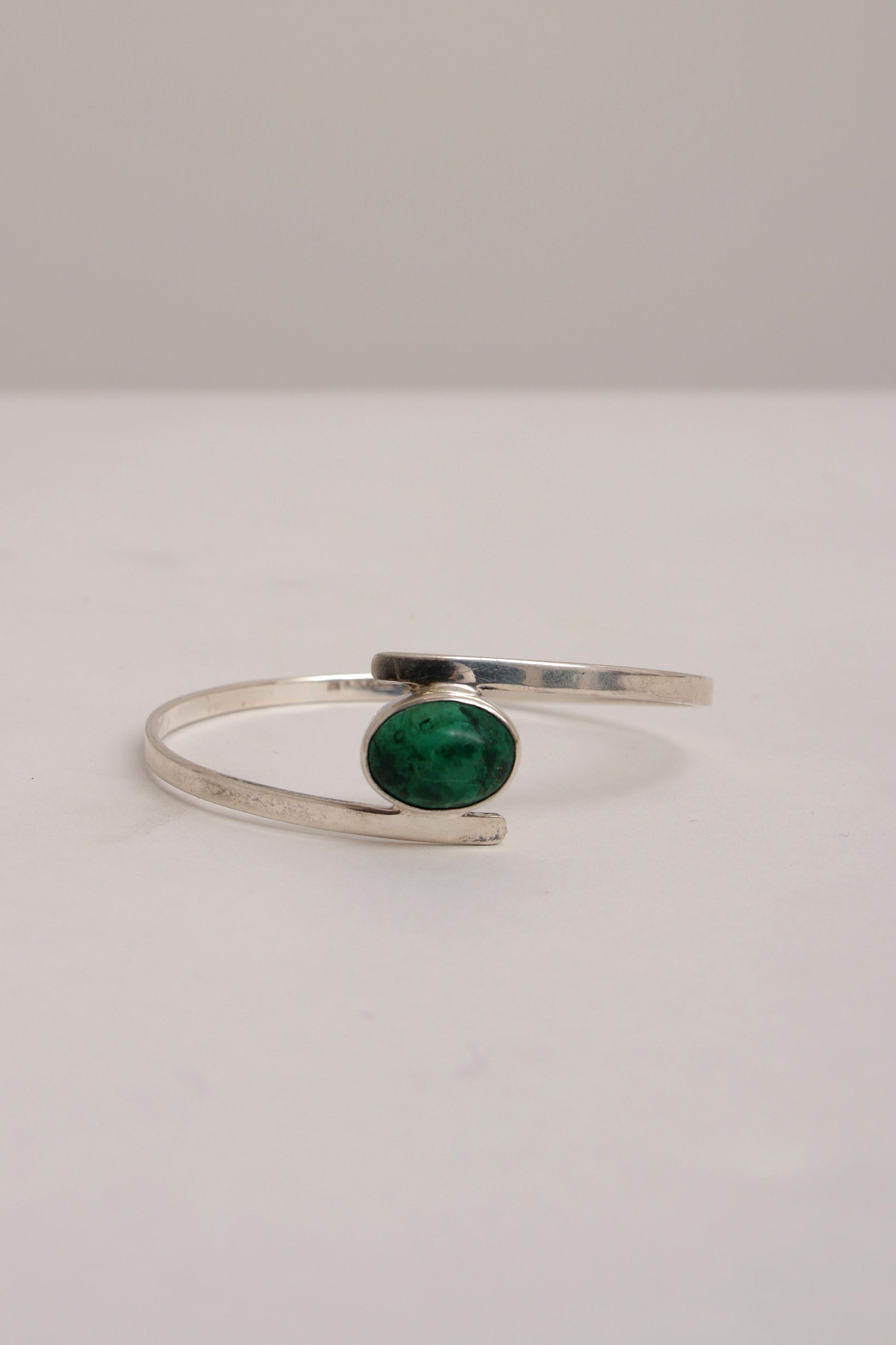 Timeless Scandinavian Sterling Silver Bracelet with Striking Green Stone by Isaac Cohen, 1966 - Collectors - Net.Work
