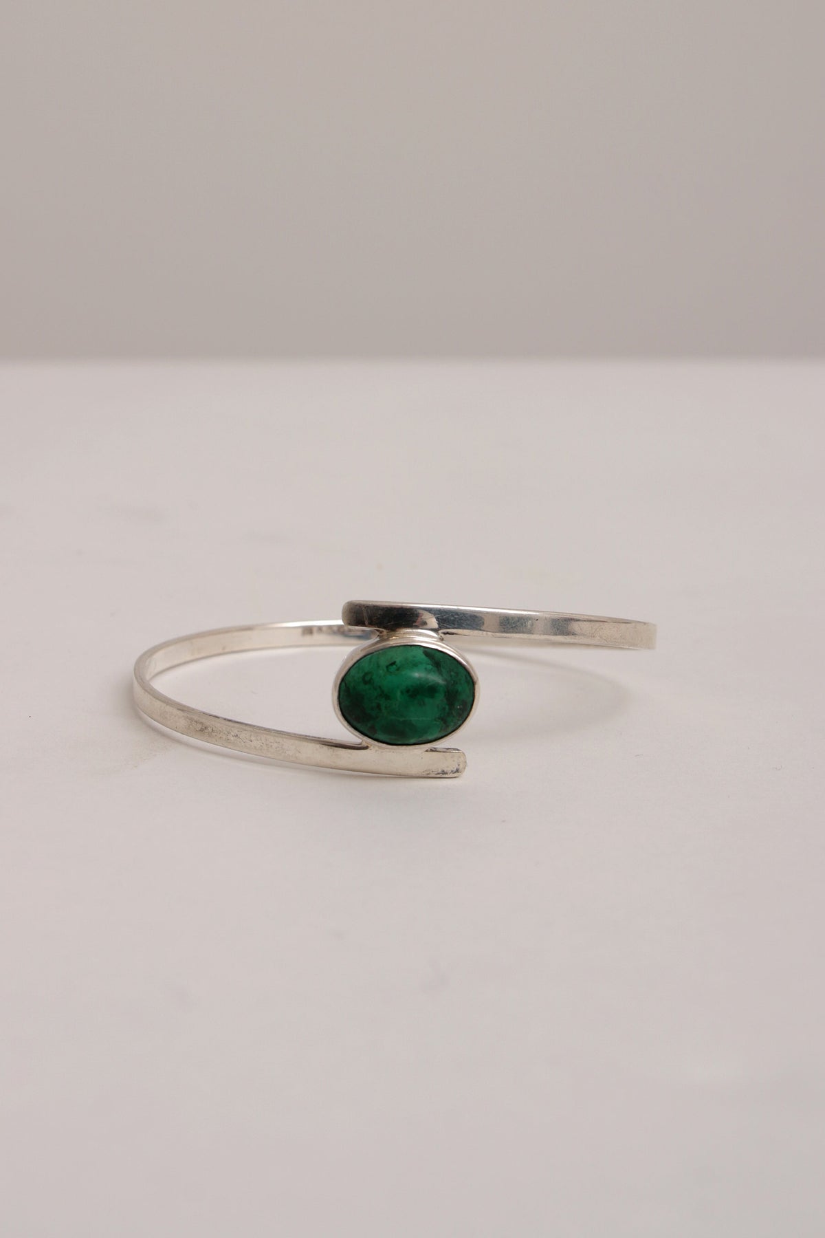 Zeitloses skandinavisches Armband aus Sterlingsilber mit markantem grünen Stein von Isaac Cohen, 1966