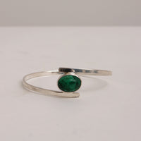 Zeitloses skandinavisches Armband aus Sterlingsilber mit markantem grünen Stein von Isaac Cohen, 1966