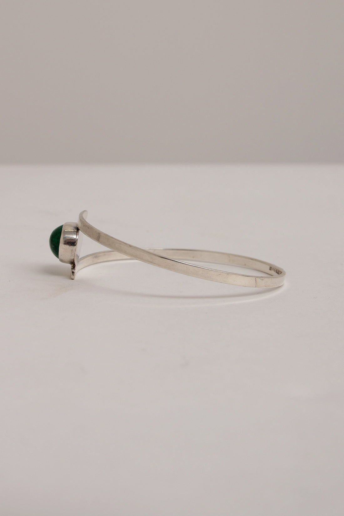 Timeless Scandinavian Sterling Silver Bracelet with Striking Green Stone by Isaac Cohen, 1966 - Collectors - Net.Work