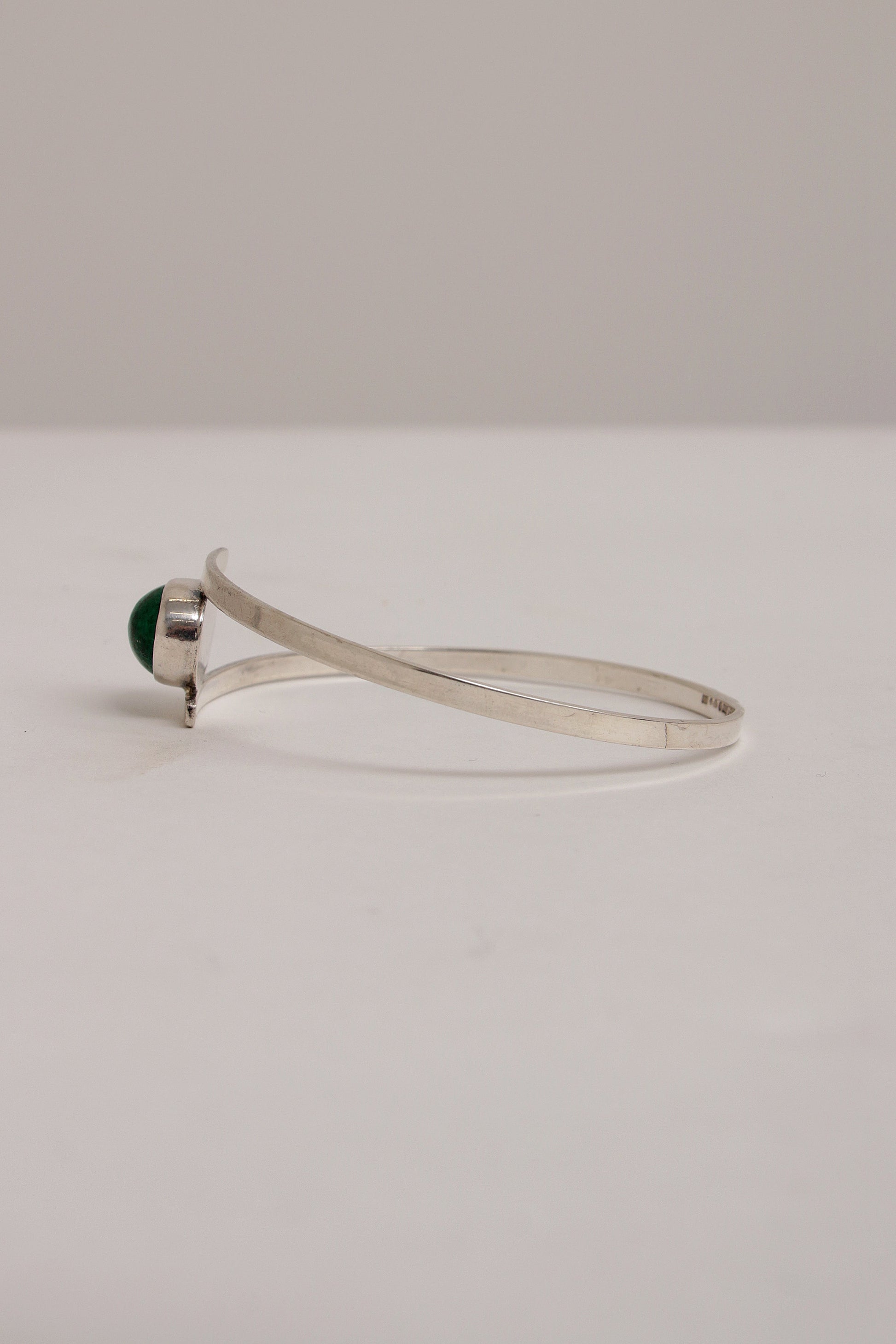 Timeless Scandinavian Sterling Silver Bracelet with Striking Green Stone by Isaac Cohen, 1966 - Collectors - Net.Work