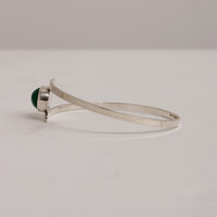 Zeitloses skandinavisches Armband aus Sterlingsilber mit markantem grünen Stein von Isaac Cohen, 1966