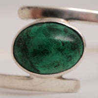 Zeitloses skandinavisches Armband aus Sterlingsilber mit markantem grünen Stein von Isaac Cohen, 1966
